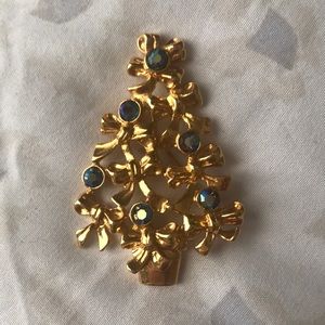 Avon Christmas tree brooch EUC